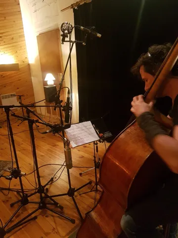 Contrebasse au studio