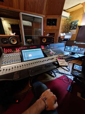 Au travail sur la console
